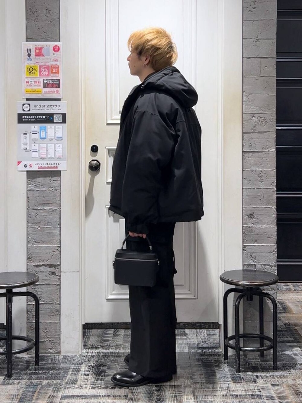 ブラック系のブルゾン、ブラック系のカーゴパンツ、ブラック系のショルダーバッグを着用したメンズの秋コーディネートの4枚目の写真