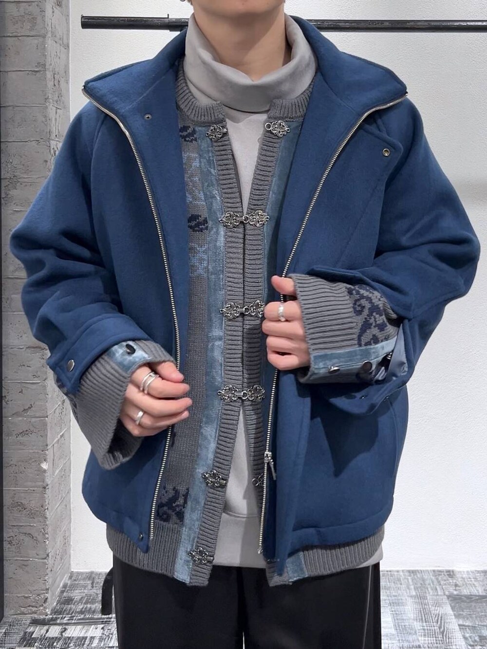 ブルー系のブルゾン、ブラック系のその他パンツ、グレー系のスウェットを着用したメンズの冬コーディネートの5枚目の写真