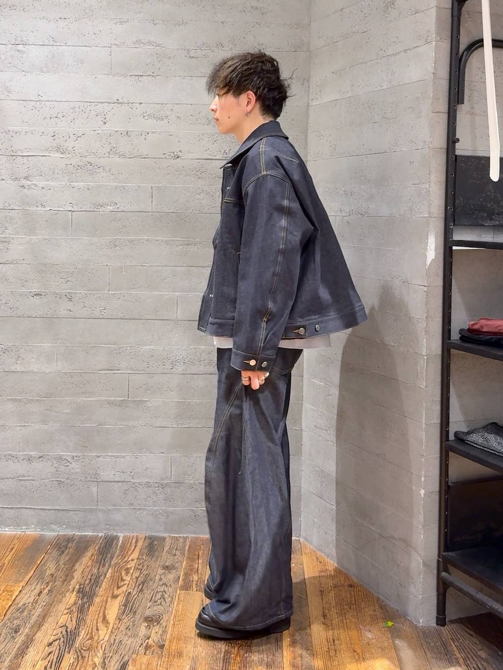 ブルー系のデニムパンツ、ブラック系のネクタイ、ブラック系のローファーを着用したメンズの秋コーディネートの2枚目の写真