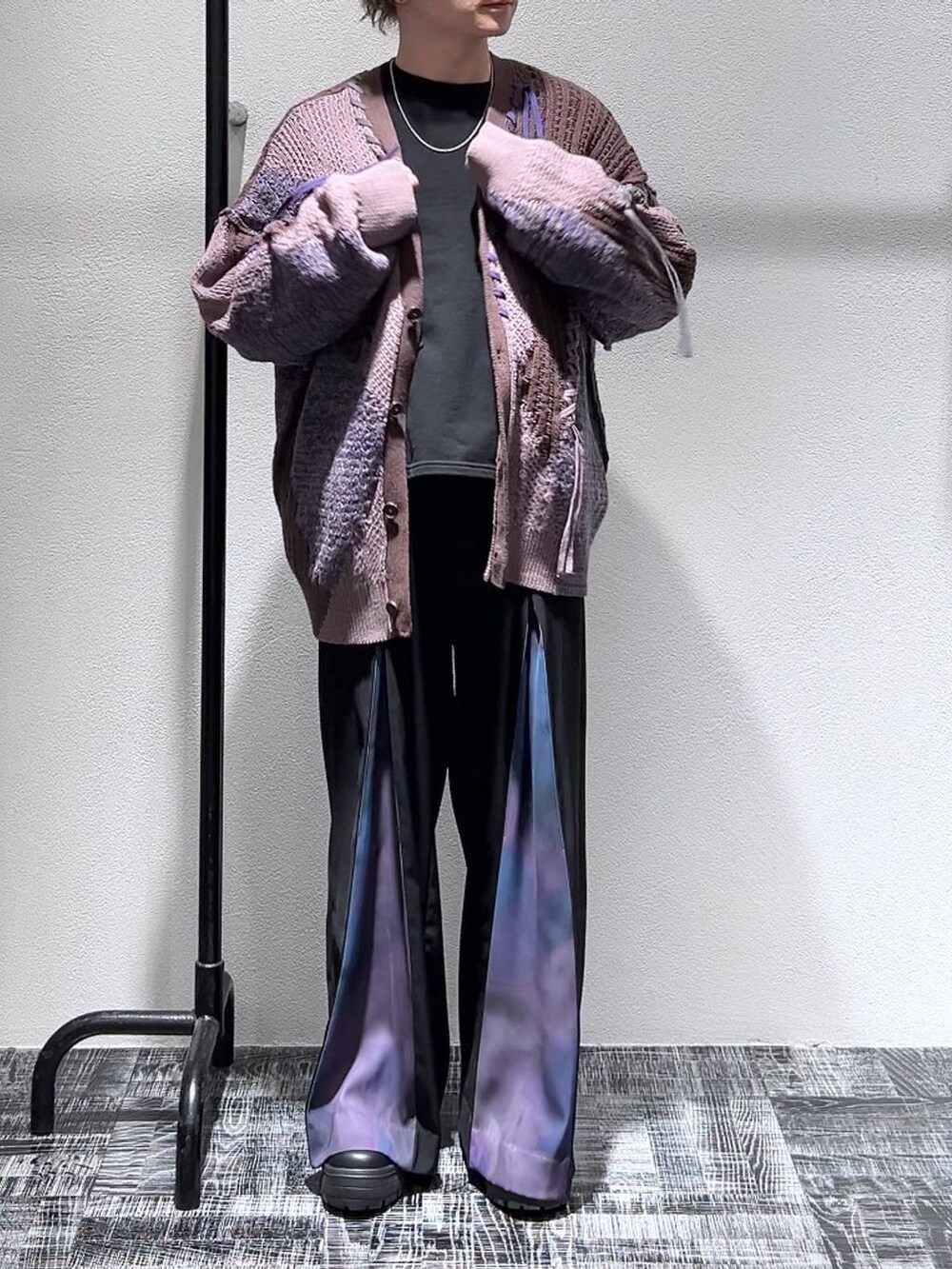 ブラック系のスニーカー、ブラウン系のカーディガン/ボレロ、ブラック系のその他パンツを着用したメンズの冬コーディネートの2枚目の写真