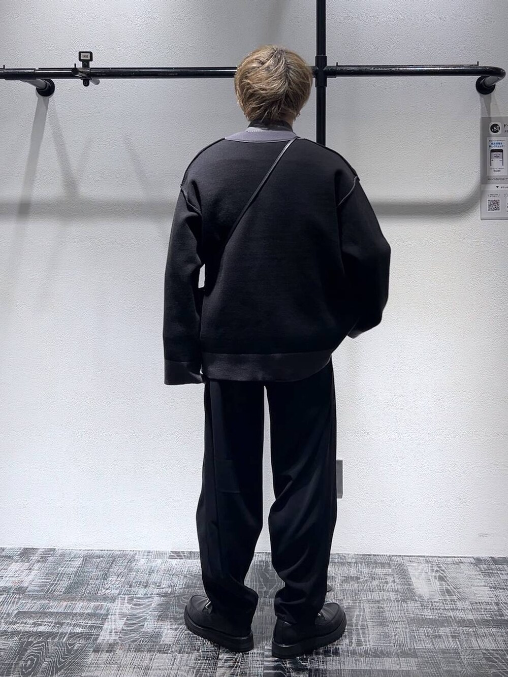 グレー系のシャツ/ブラウス、ブラック系のカーディガン/ボレロ、ブラック系のショルダーバッグを着用したメンズの冬コーディネートの4枚目の写真