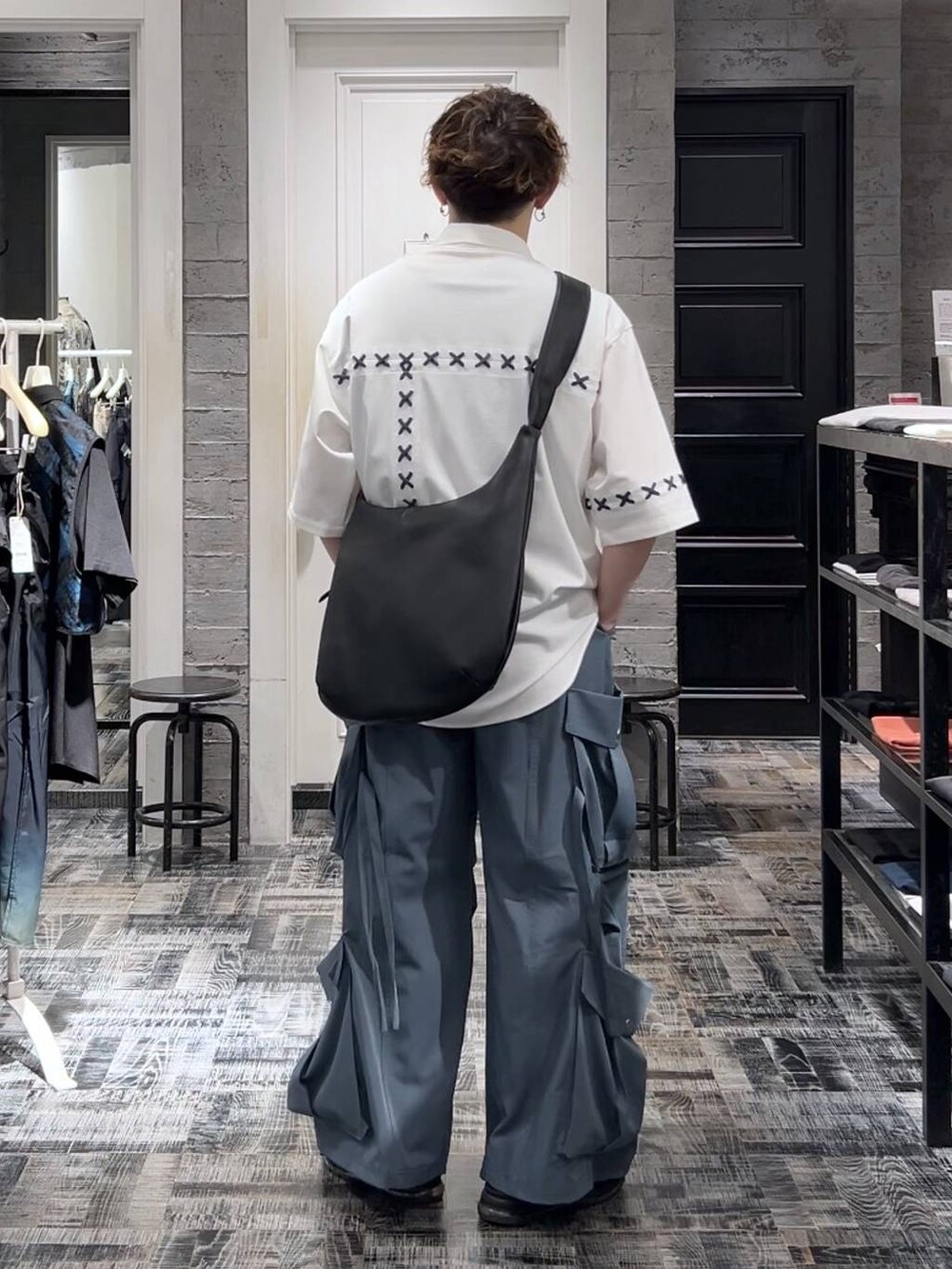 「低身長、きれいめ、オーバーサイズ、HARE、シャツ、ワイドパンツ、カジュアル、サンダル、ショルダーバッグ」｜「HAREのダブルポケットカーゴパンツ(HARE)（カーゴパンツ、ブルー系）」を使った、HARE     もりたいさん（メンズ・168cm）の夏コーディネートの3枚目の写真