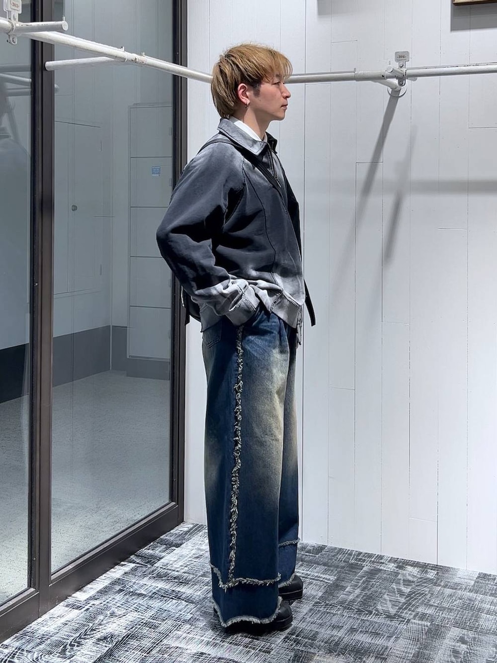 ホワイト系のシャツ/ブラウス、ブラック系のショルダーバッグ、ブラック系のブーツを着用したメンズの冬コーディネートの2枚目の写真