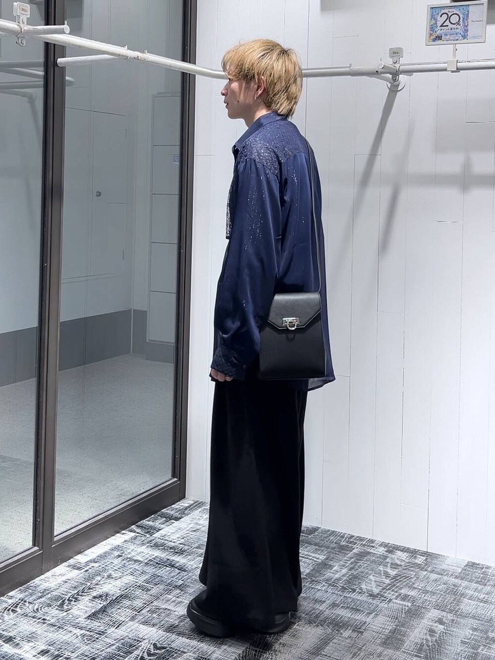 ブラック系のTシャツ/カットソー、ブラック系のショルダーバッグ、ブラック系のスラックスを着用したメンズの春コーディネートの3枚目の写真