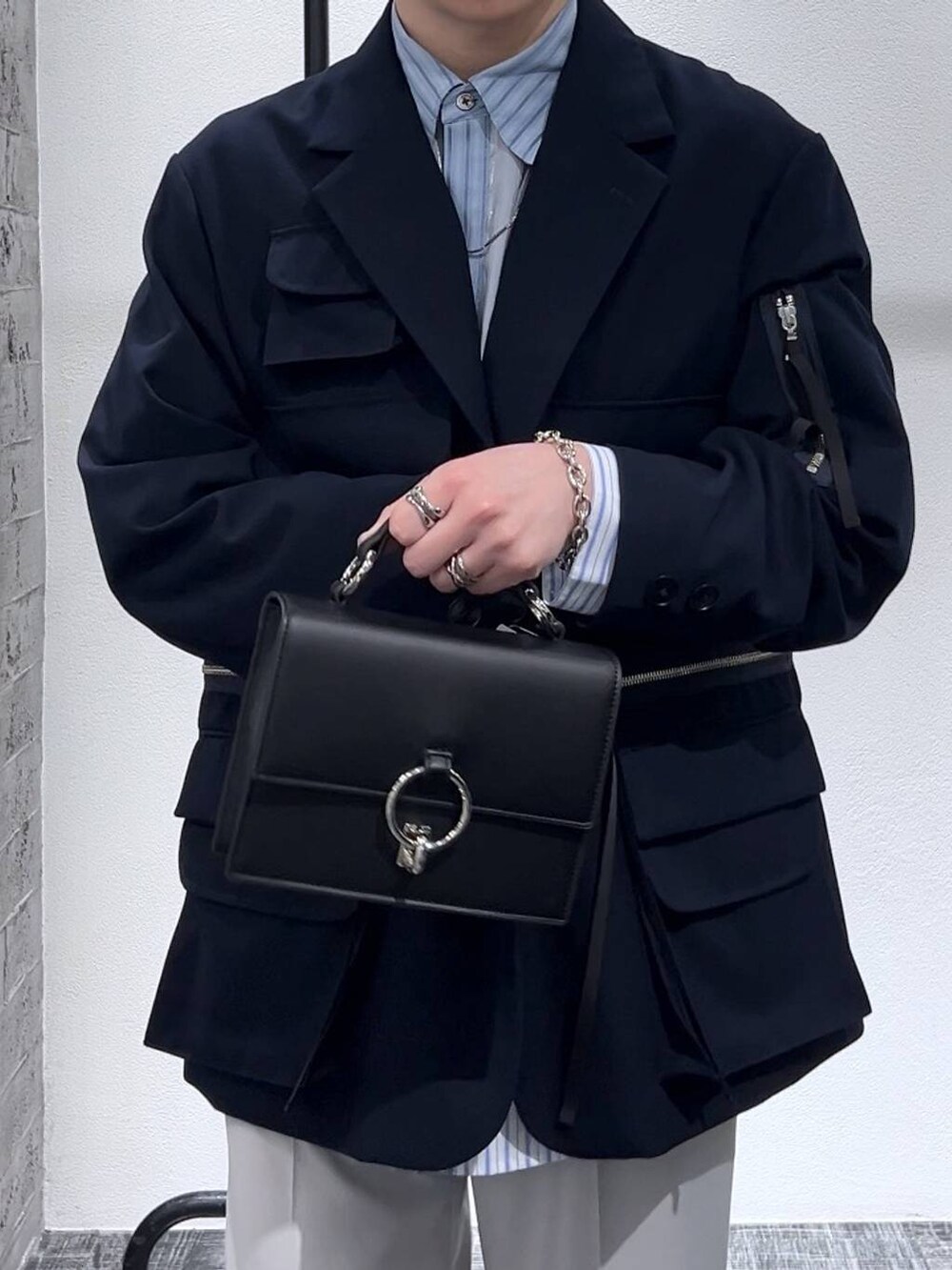 ブルー系のテーラードジャケット、グレー系のスラックス、ブルー系のシャツ/ブラウスを着用したメンズの春コーディネートの5枚目の写真