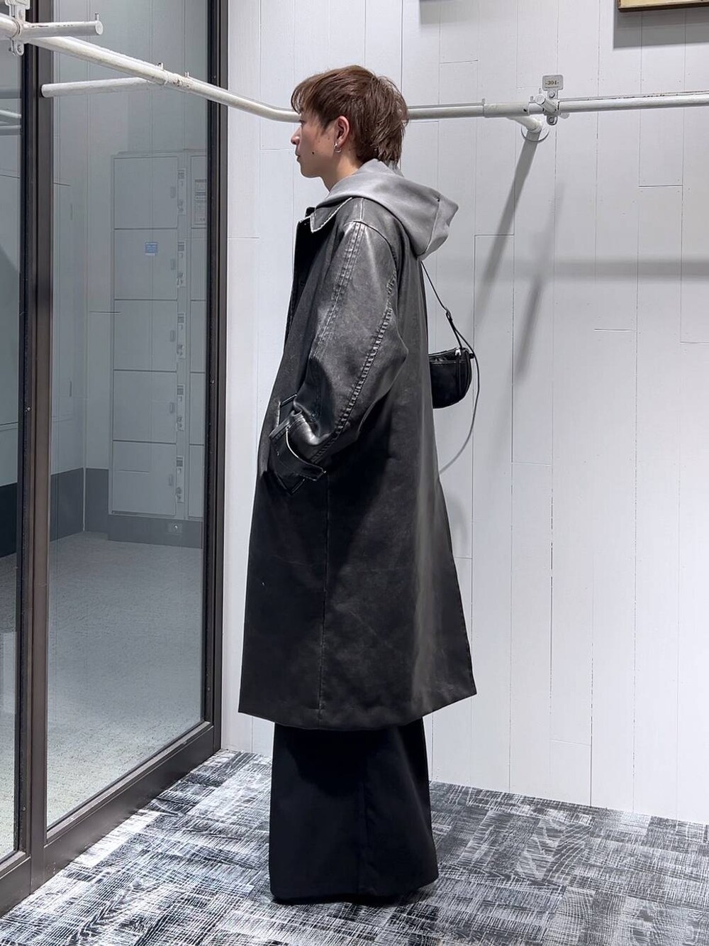 「低身長、きれいめ、モード、オーバーサイズ、HARE、ワイドパンツ、コート、パーカー、高見え」|「HAREのMINIシャークハイソールブーツ(HARE)(ブーツ、ブラック系)」を使った、HARE もりたいさん(メンズ・168cm)の冬コーディネートの4枚目の写真