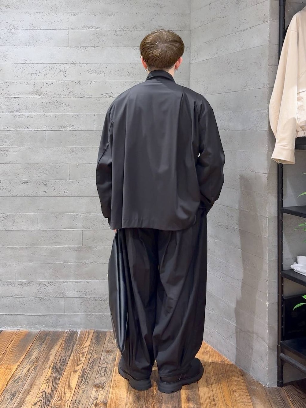 ブラック系のその他パンツ、ブラック系のドレスシューズ、ブラック系のトートバッグを着用したメンズの春コーディネートの3枚目の写真