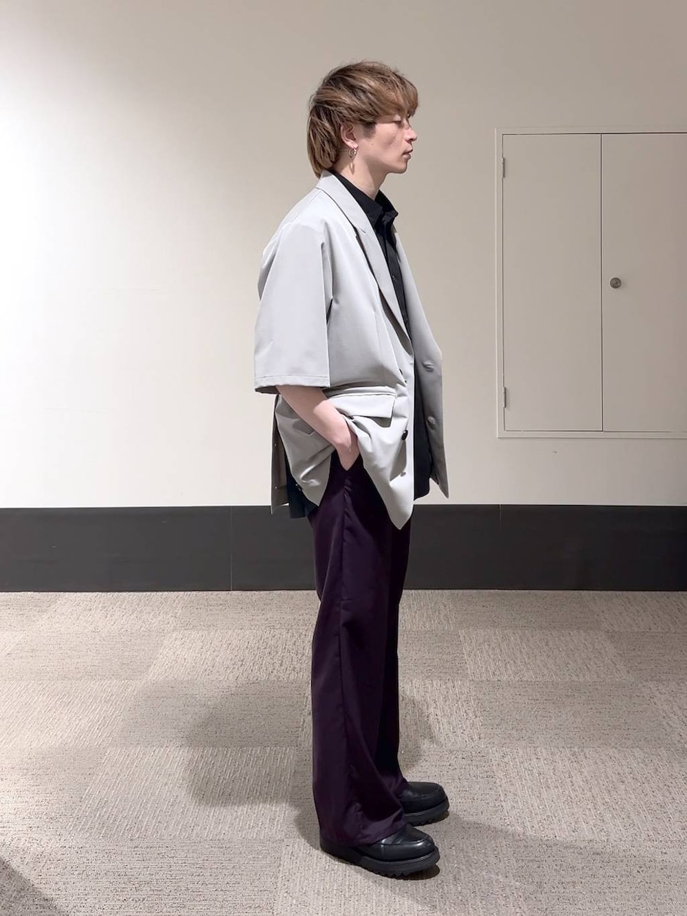 グレー系のテーラードジャケット、ブラック系のドレスシューズ、ブラック系のシャツ/ブラウスを着用したメンズの春コーディネートの3枚目の写真