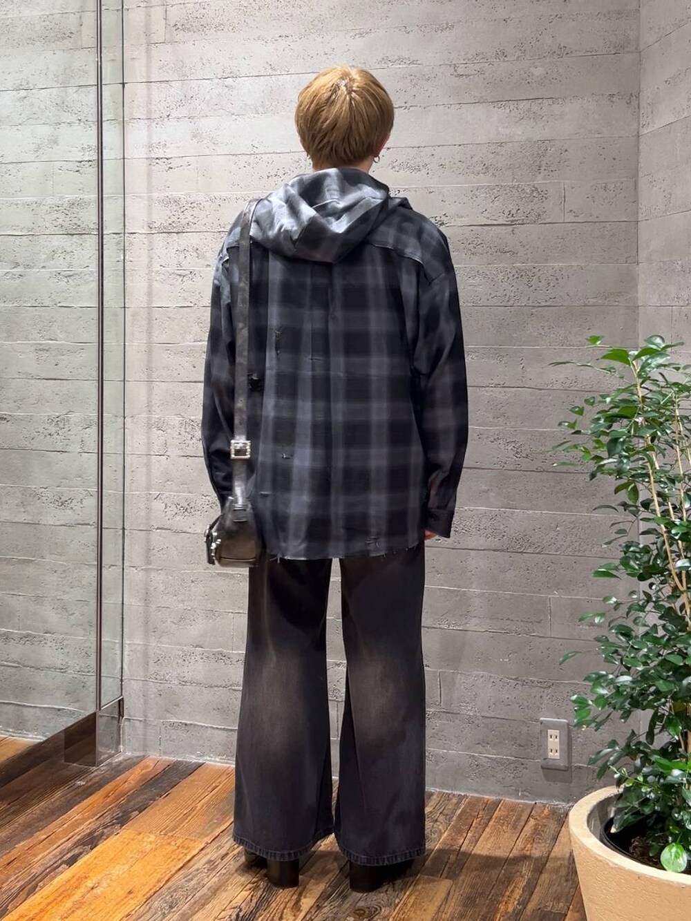 「オーバーサイズ、HARE、デニムパンツ、シャツ、パーカー、サンダル、低身長、きれいめ、モード」|「HAREのステンレスチェーンネックレス(HARE)(ネックレス、シルバー系)」を使った、HARE もりたいさん(メンズ・168cm)の春コーディネートの3枚目の写真