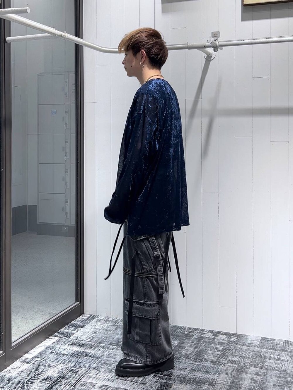 グレー系のデニムパンツ、ブラック系のドレスシューズ、グレー系のTシャツ/カットソーを着用したメンズの夏コーディネートの3枚目の写真