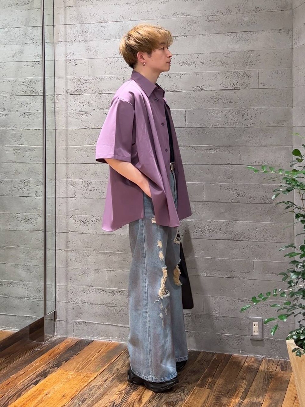 ブラック系のトートバッグ、ブルー系のデニムパンツ、ブラック系のサンダルを着用したメンズの夏コーディネートの2枚目の写真