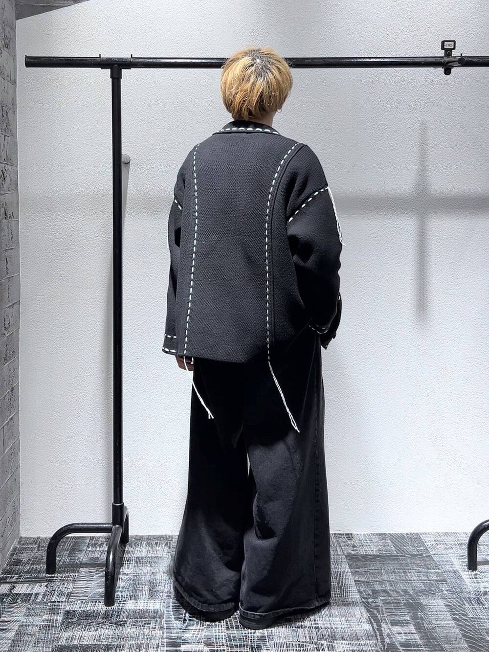 ブラック系のシャツ/ブラウス、ブラック系のブーツ、ブラック系のデニムパンツを着用したメンズの冬コーディネートの3枚目の写真