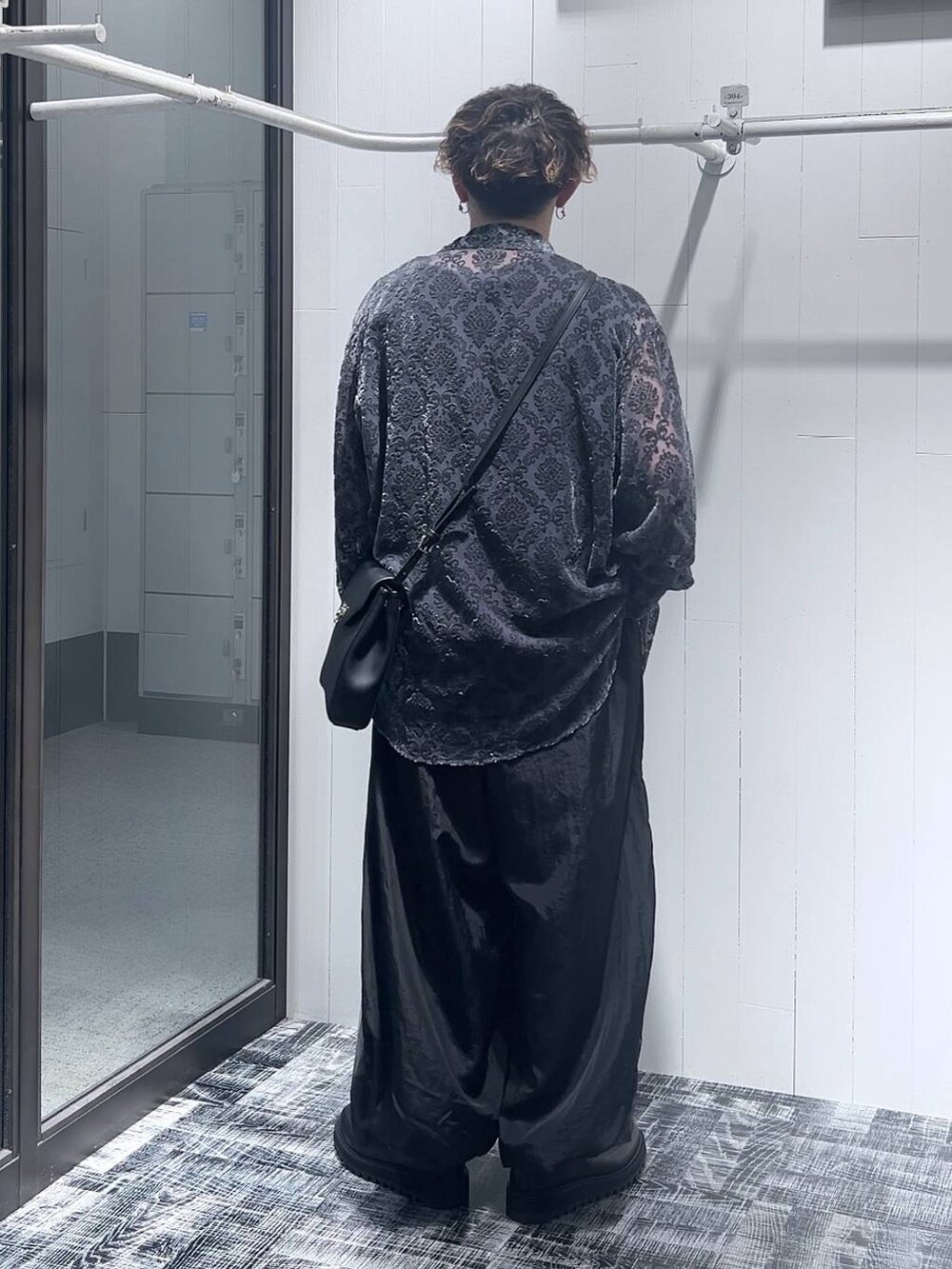 ブラック系のドレスシューズ、ブラック系のショルダーバッグ、ブラック系のTシャツ/カットソーを着用したメンズの夏コーディネートの2枚目の写真