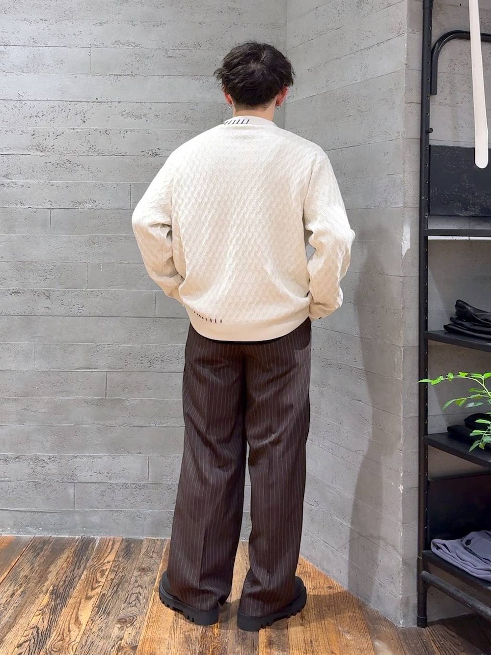 ブラック系のドレスシューズ、ブラウン系のスラックス、ブラック系のTシャツ/カットソーを着用したメンズの秋コーディネートの3枚目の写真