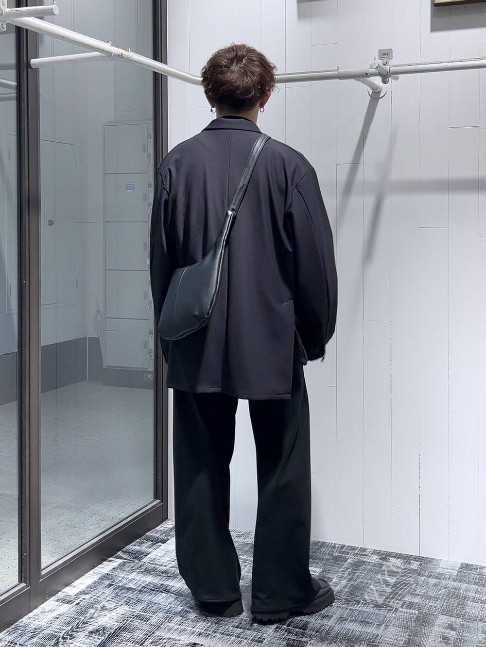 ブラック系のシャツ/ブラウス、ブラック系のショルダーバッグ、ブラック系のその他パンツを着用したメンズの秋コーディネートの4枚目の写真
