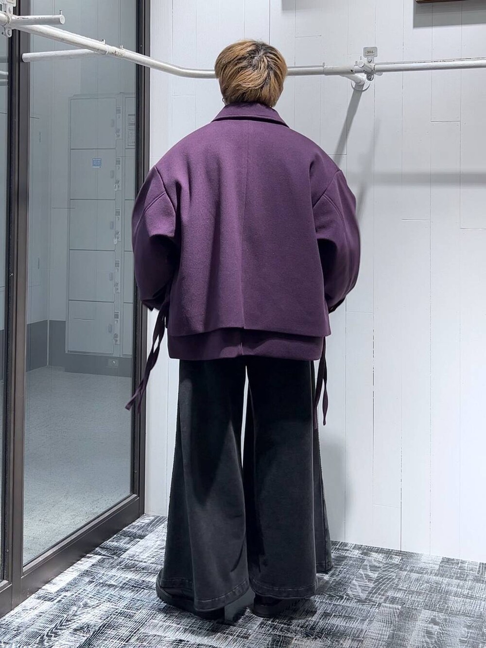 パープル系のブルゾン、ブラック系のスウェットパンツ、ブラック系のニット/セーターを着用したメンズの冬コーディネートの3枚目の写真