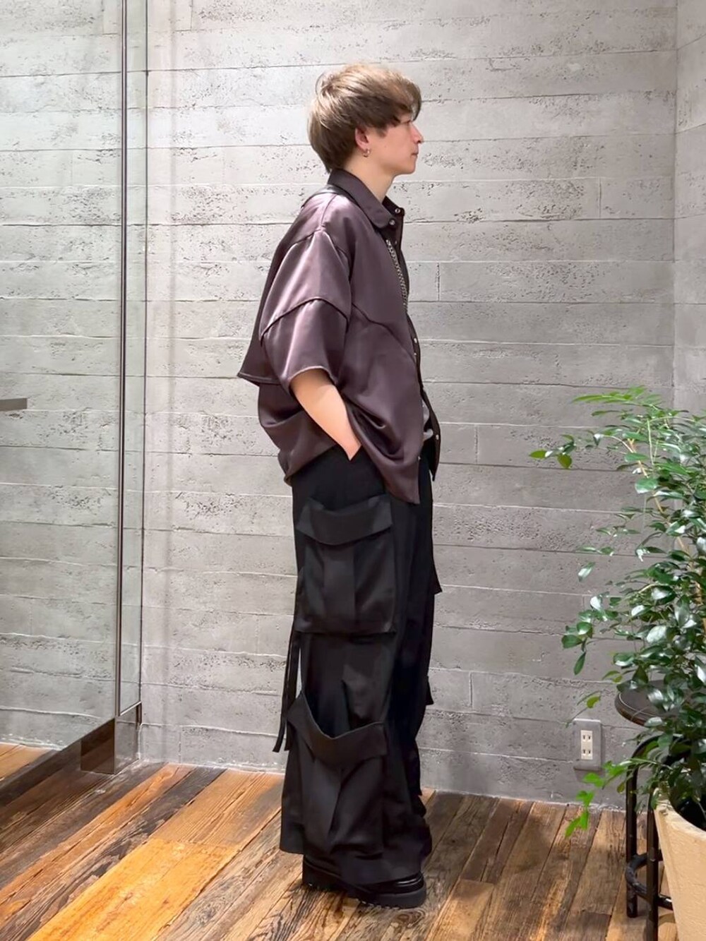 ブラック系のショルダーバッグ、ブラック系のサンダル、ブラック系のカーゴパンツを着用したメンズの春コーディネートの2枚目の写真