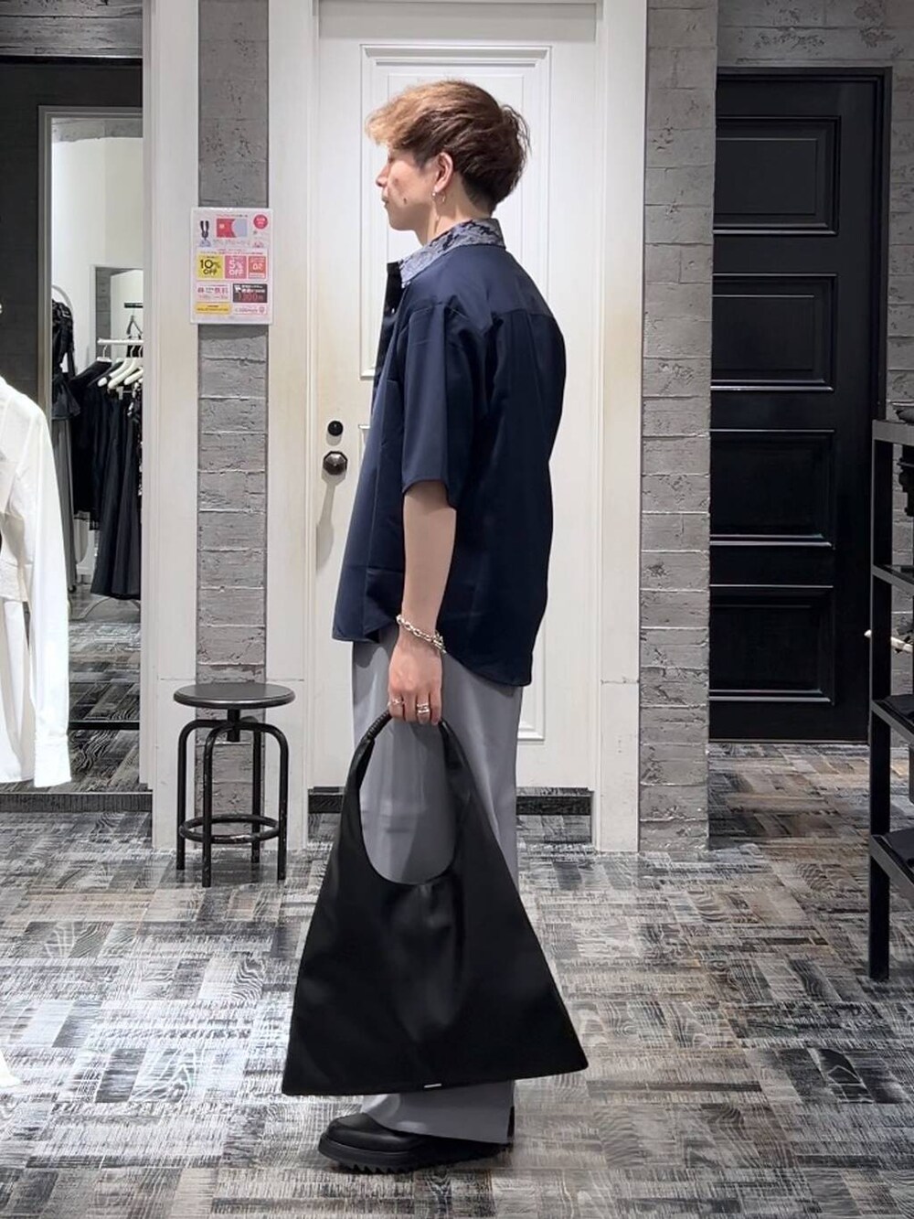 グレー系のスラックス、ブルー系のシャツ/ブラウス、ブラック系のドレスシューズを着用したメンズの夏コーディネートの2枚目の写真