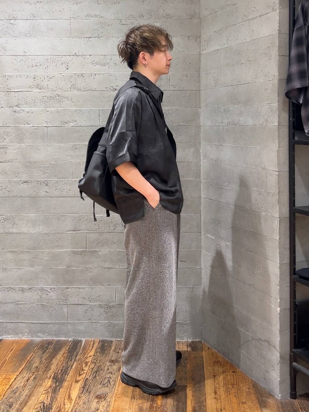 グレー系のシャツ/ブラウス、ブラック系のローファー、ブラック系のTシャツ/カットソーを着用したメンズの夏コーディネートの2枚目の写真