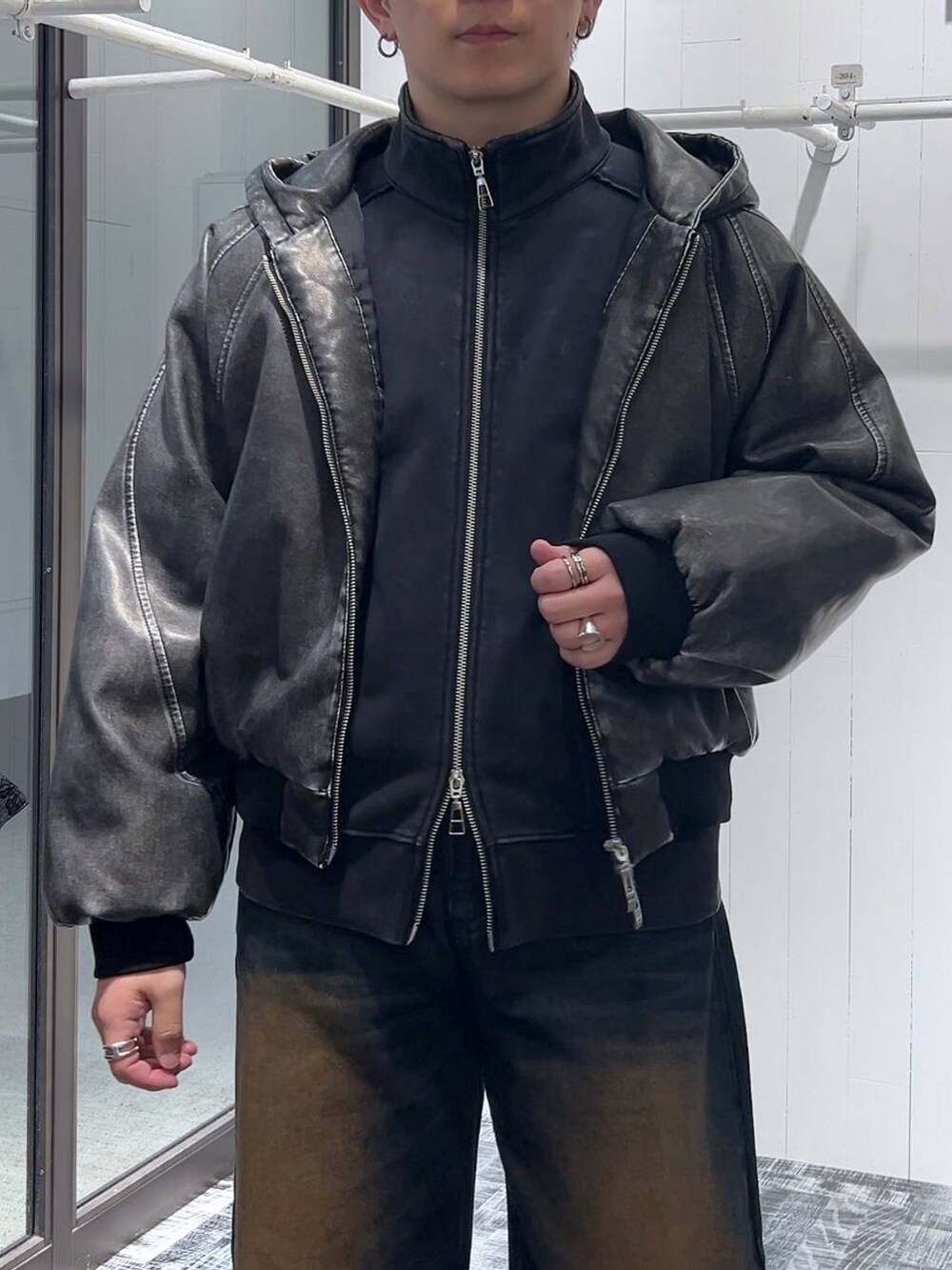 「オーバーサイズ、HARE、デニムパンツ、ブルゾン、スウェット、冬コーデ、低身長、きれいめ、モード」｜「HAREのワイドフレアデニムパンツ(HARE)（デニムパンツ、ブルー系）」を使った、HARE     もりたいさん（メンズ・168cm）の冬コーディネートの5枚目の写真