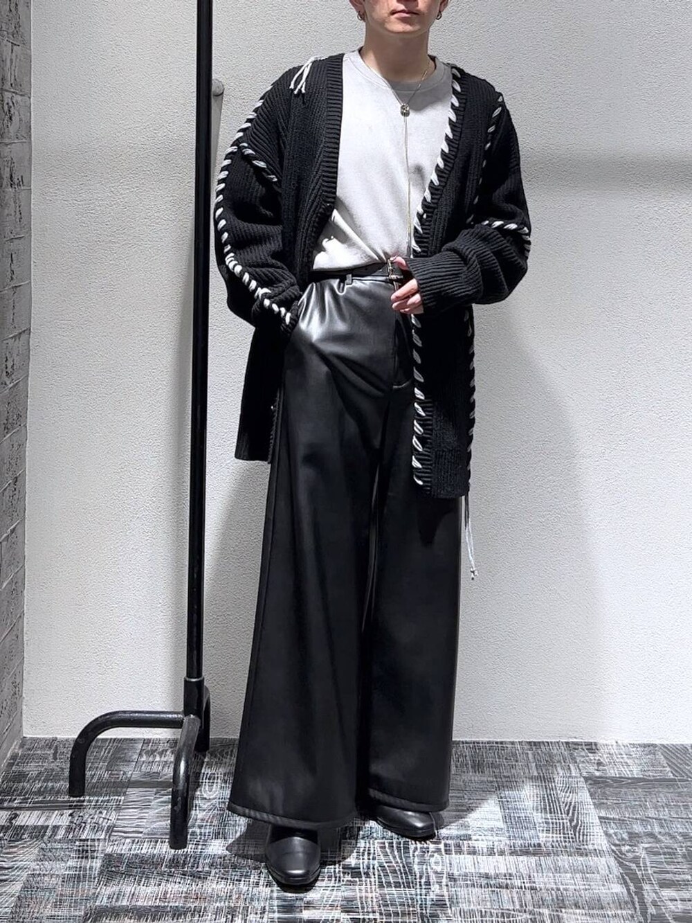ブラック系のドレスシューズ、ブラック系のその他パンツ、グレー系のスウェットを着用したメンズの秋コーディネートの2枚目の写真