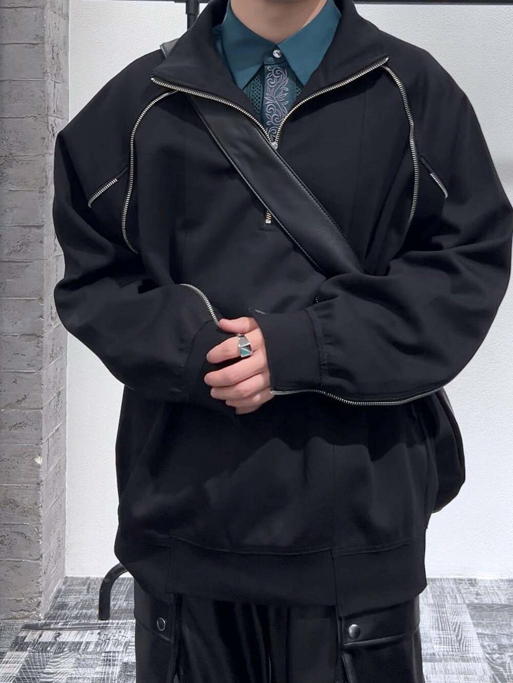 グリーン系のシャツ/ブラウス、ブラック系のスウェット、ブラック系のドレスシューズを着用したメンズの冬コーディネートの5枚目の写真