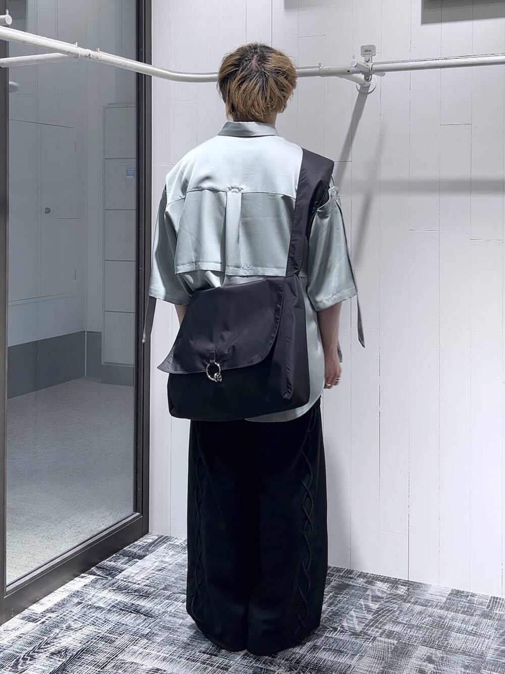 ブラック系のその他パンツ、グリーン系のシャツ/ブラウス、ブラック系のドレスシューズを着用したメンズの春コーディネートの3枚目の写真