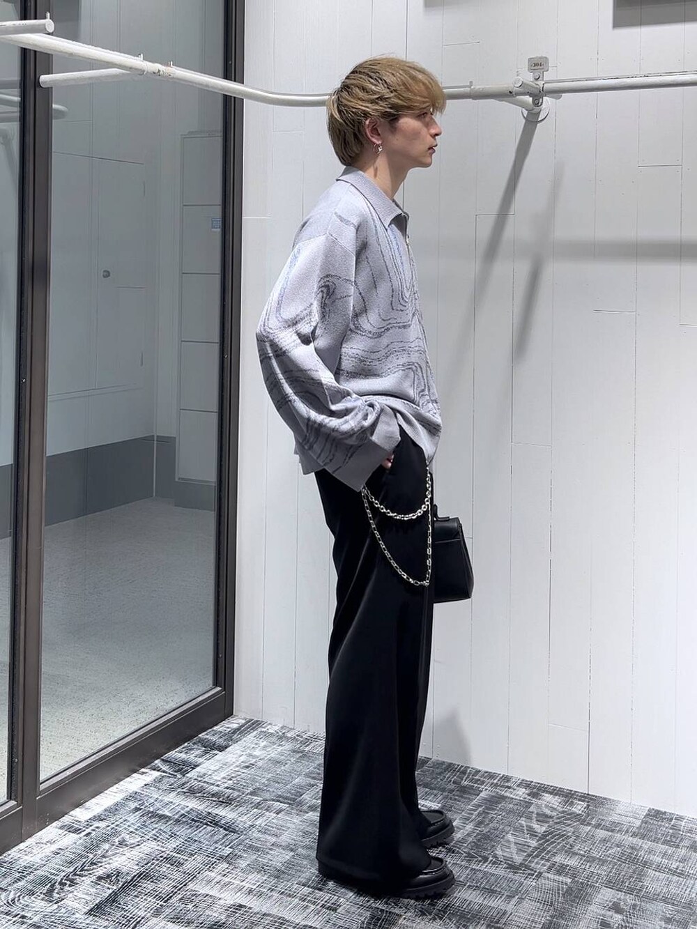 ブラック系のスラックス、グレー系のカーディガン/ボレロ、ブラック系のドレスシューズを着用したメンズの春コーディネートの3枚目の写真