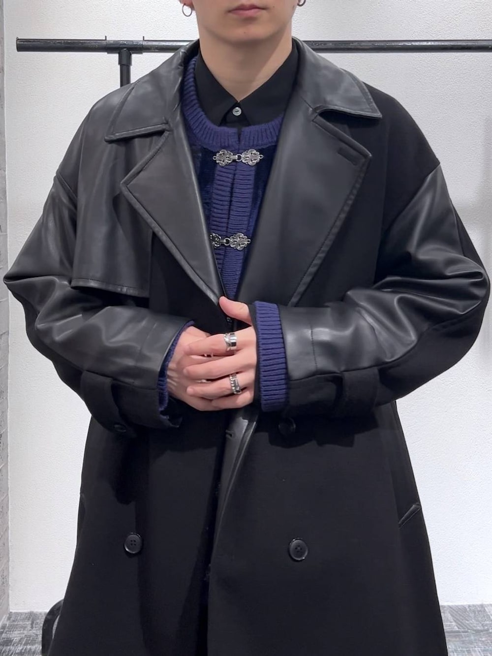 ブラック系のトレンチコート、ブラック系のショルダーバッグ、パープル系のカーディガン/ボレロを着用したメンズの冬コーディネートの5枚目の写真