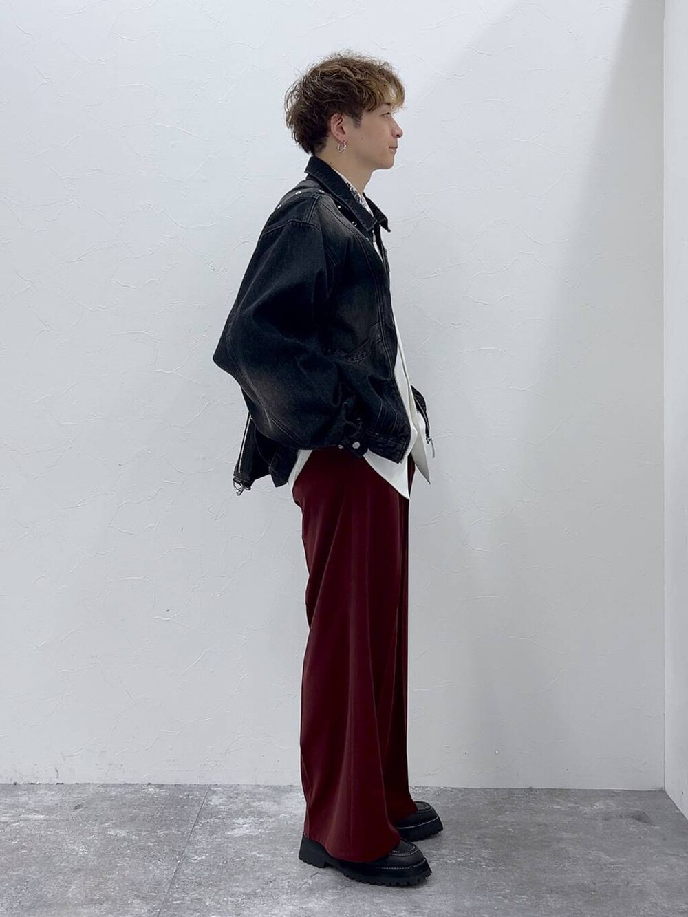 ホワイト系のシャツ/ブラウス、ブラック系のドレスシューズ、ブラック系のショルダーバッグを着用したメンズの秋コーディネートの2枚目の写真