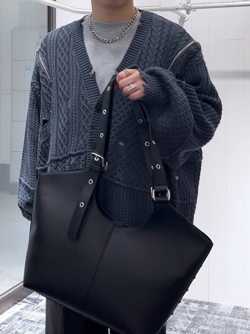 「HARE、スウェット、低身長、きれいめ、モード、オーバーサイズ、ワイドパンツ、カーディガン、トートバッグ」|「HAREのステンレスチェーンネックレス(HARE)(ネックレス、シルバー系)」を使った、HARE もりたいさん(メンズ・168cm)の秋コーディネートの5枚目の写真
