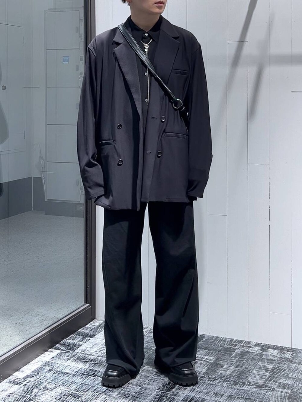 ブラック系のシャツ/ブラウス、ブラック系のショルダーバッグ、ブラック系のその他パンツを着用したメンズの秋コーディネートの2枚目の写真