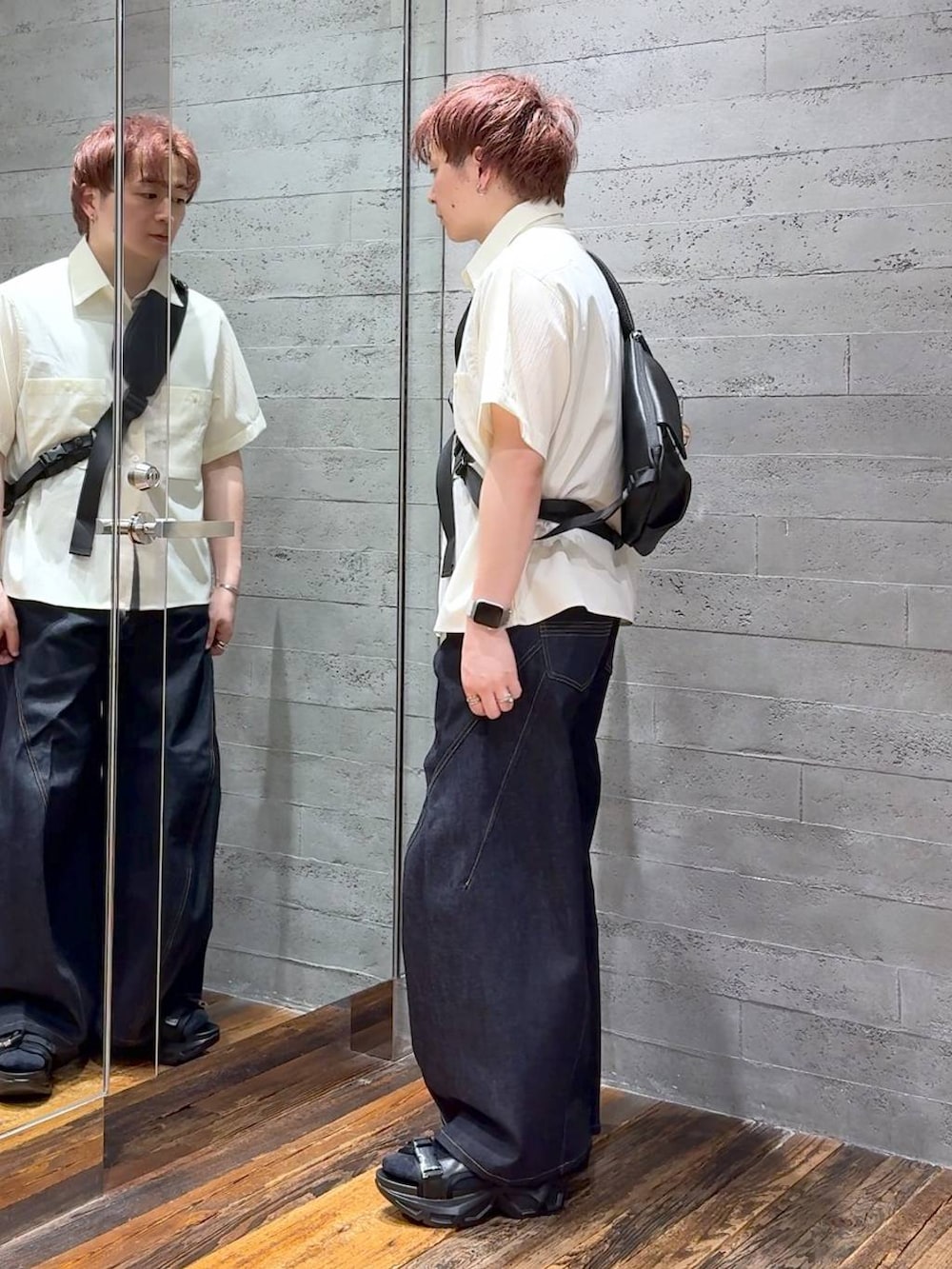 ブラック系のサンダル、ブルー系のデニムパンツ、ブラック系のショルダーバッグを着用したメンズの夏コーディネートの4枚目の写真