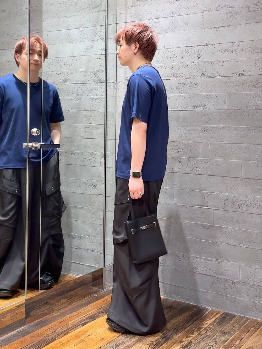 ブラック系のサンダル、ブラック系のカーゴパンツ、ブラック系のショルダーバッグを着用したメンズの夏コーディネートの3枚目の写真