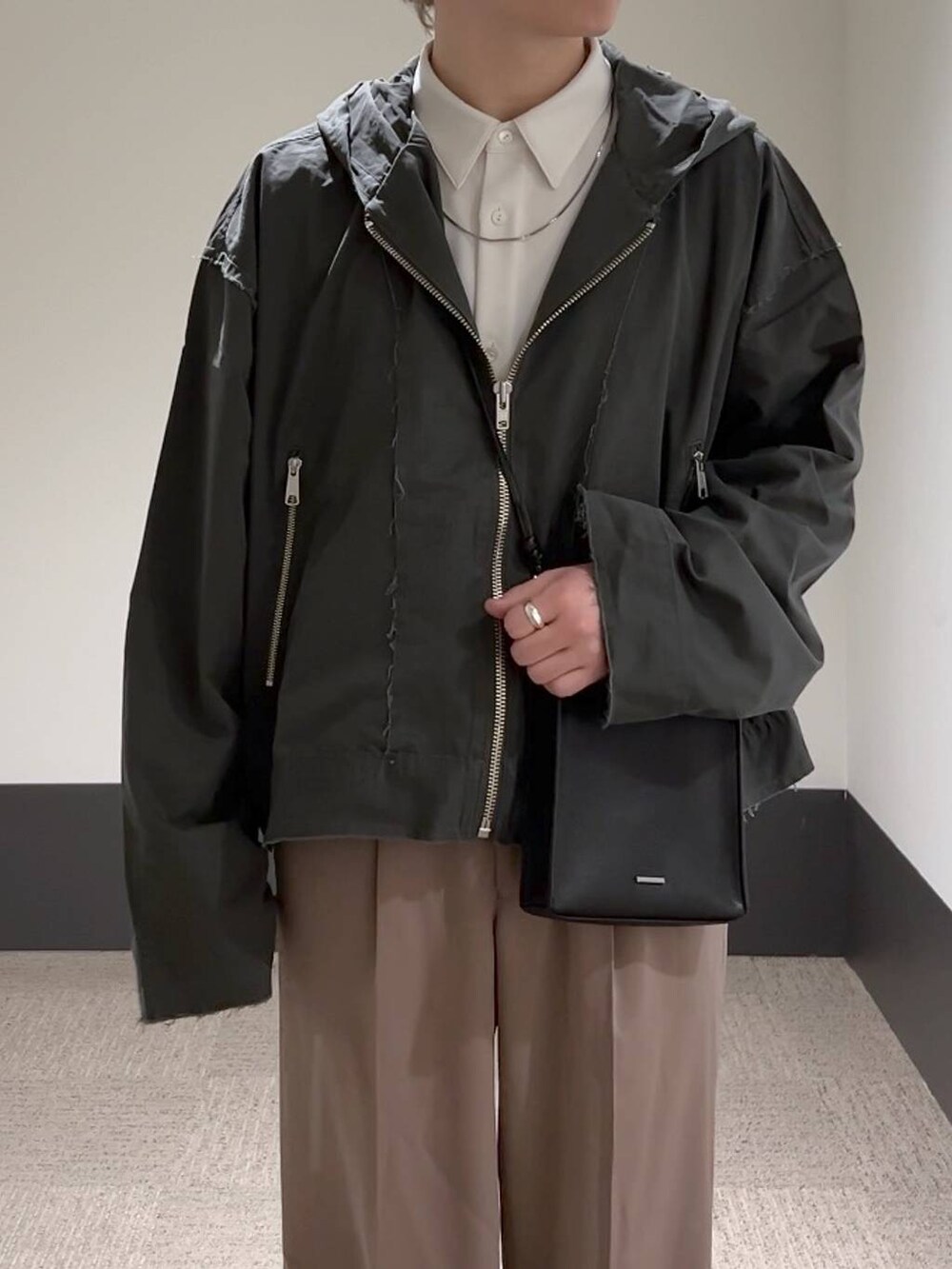 ピンク系のスラックス、ホワイト系のシャツ/ブラウス、ブラック系のドレスシューズを着用したメンズの冬コーディネートの5枚目の写真