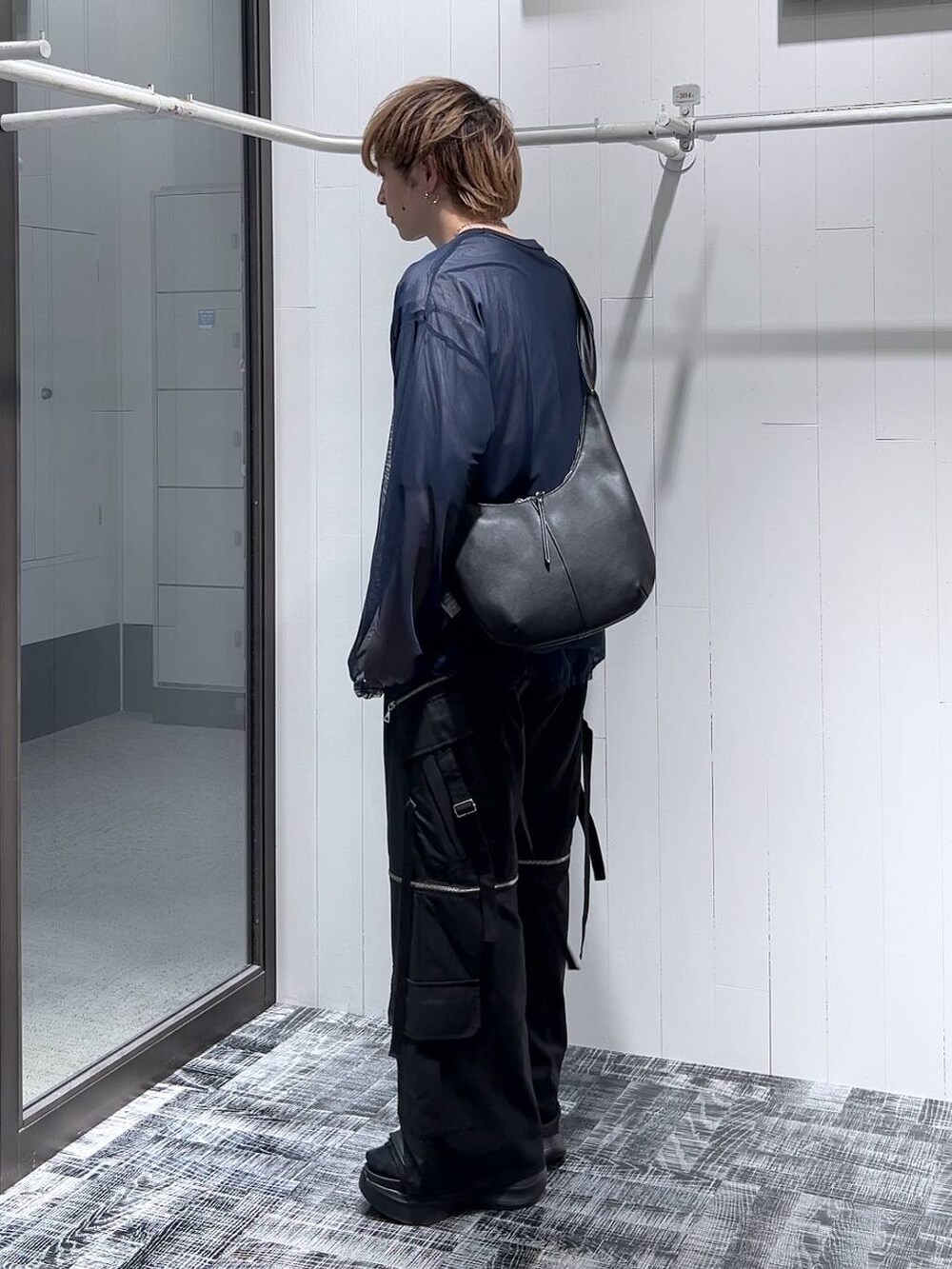 ブラック系のサンダル、グレー系のTシャツ/カットソー、ブラック系のカーゴパンツを着用したメンズの春コーディネートの3枚目の写真