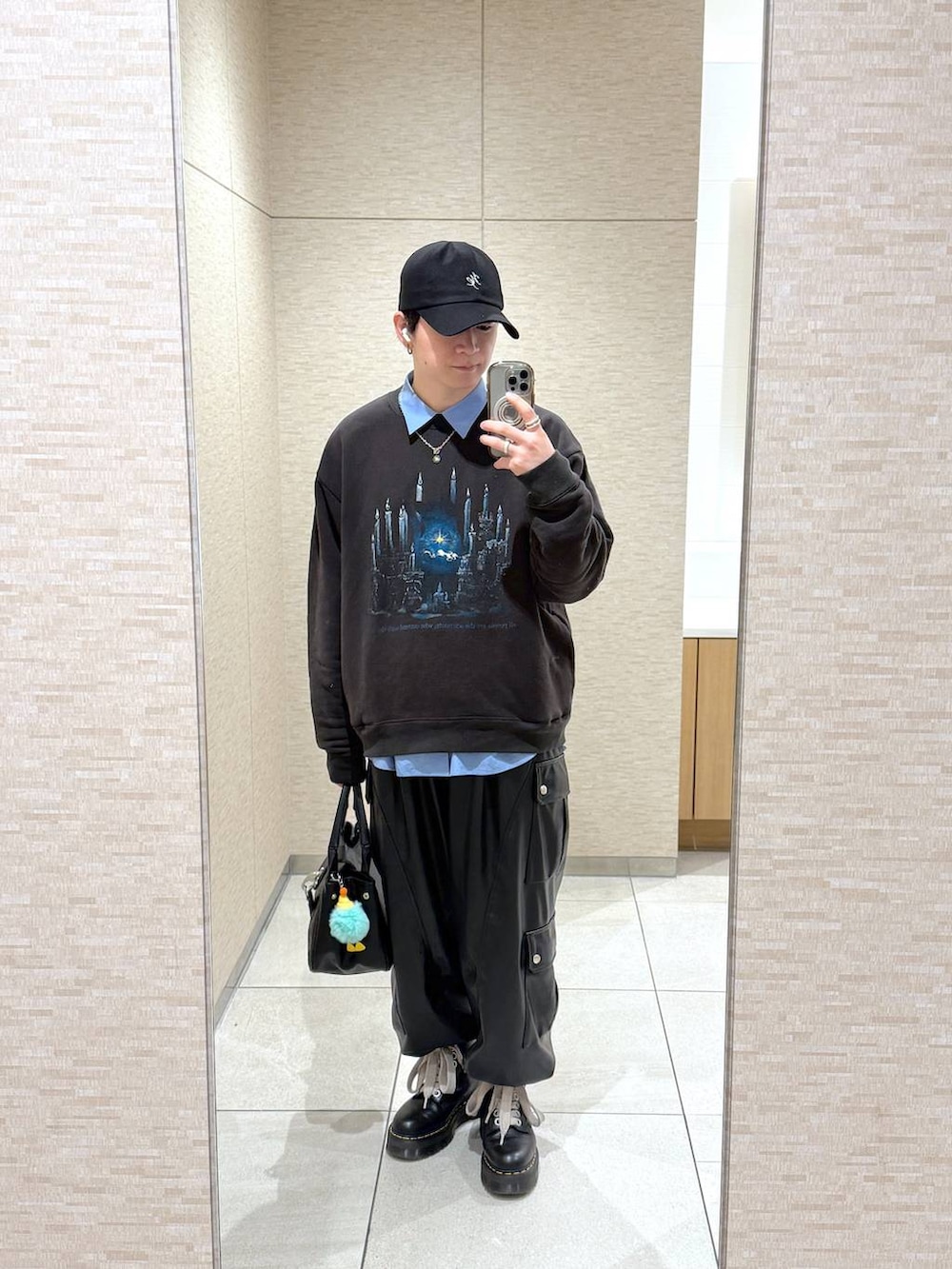 ブラック系のカーゴパンツを着用したメンズの冬コーディネートの2枚目の写真