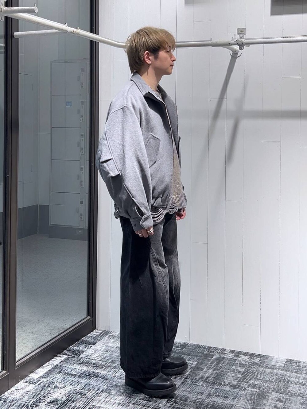 「低身長、きれいめ、モード、オーバーサイズ、HARE、デニムパンツ、ブルゾン、セールコーデ、ニット」|「HAREのウールスタンドブルゾン(HARE)(ブルゾン、グレー系)」を使った、HARE もりたいさん(メンズ・168cm)の冬コーディネートの2枚目の写真