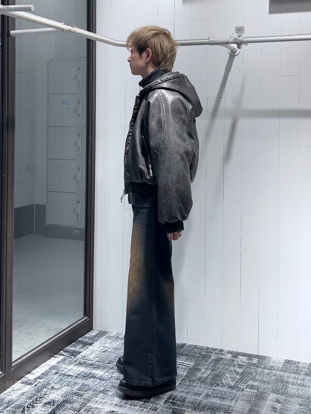 「オーバーサイズ、HARE、デニムパンツ、ブルゾン、スウェット、冬コーデ、低身長、きれいめ、モード」｜「HAREのワイドフレアデニムパンツ(HARE)（デニムパンツ、ブルー系）」を使った、HARE     もりたいさん（メンズ・168cm）の冬コーディネートの4枚目の写真