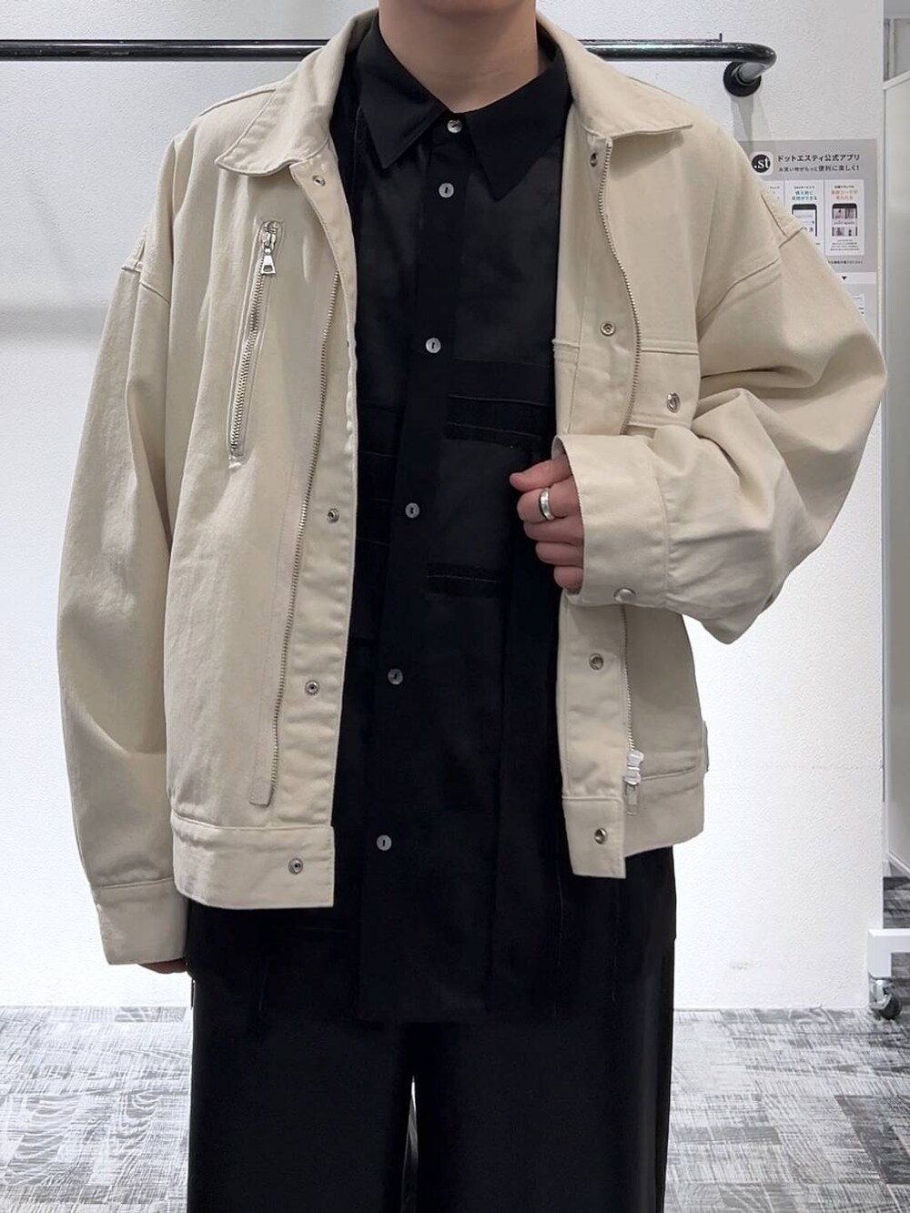 ブラック系のシャツ/ブラウス、ブラック系のドレスシューズ、ブラック系のその他パンツを着用したメンズの冬コーディネートの5枚目の写真