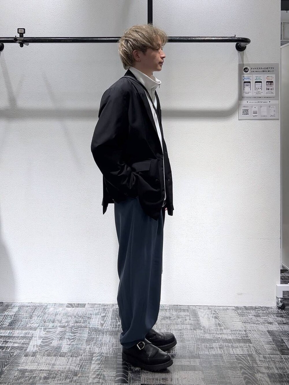 ブラック系のテーラードジャケット、ホワイト系のTシャツ/カットソー、ブラック系のドレスシューズを着用したメンズの冬コーディネートの3枚目の写真