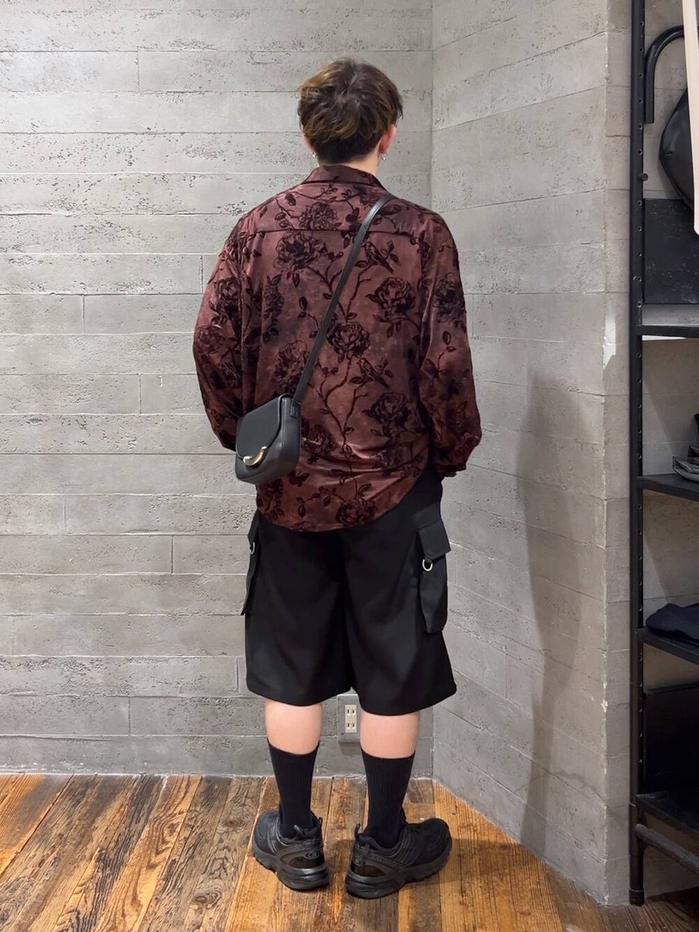 ブラック系のカーゴパンツ、ブラック系のTシャツ/カットソー、ブラック系のショルダーバッグを着用したメンズの夏コーディネートの3枚目の写真