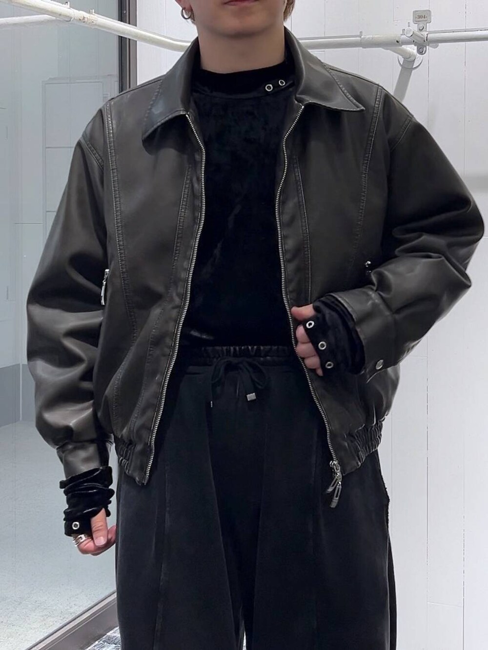 ブラック系のTシャツ/カットソー、ブラック系のブーツ、ブラウン系のブルゾンを着用したメンズの冬コーディネートの5枚目の写真