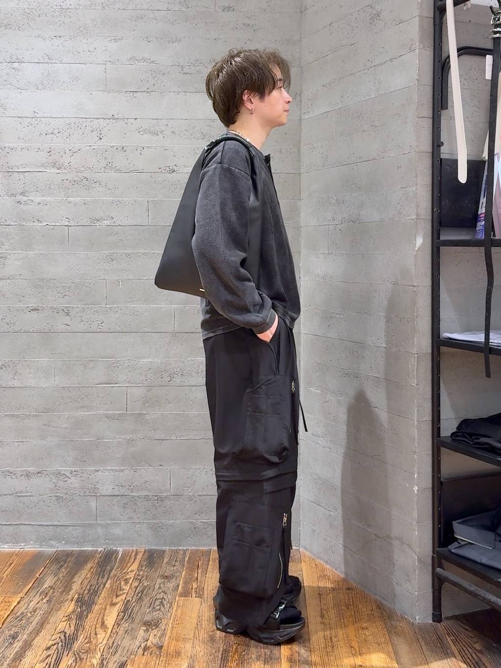 ブラック系のTシャツ/カットソー、ブラック系のトートバッグ、ブラック系のサンダルを着用したメンズの夏コーディネートの2枚目の写真