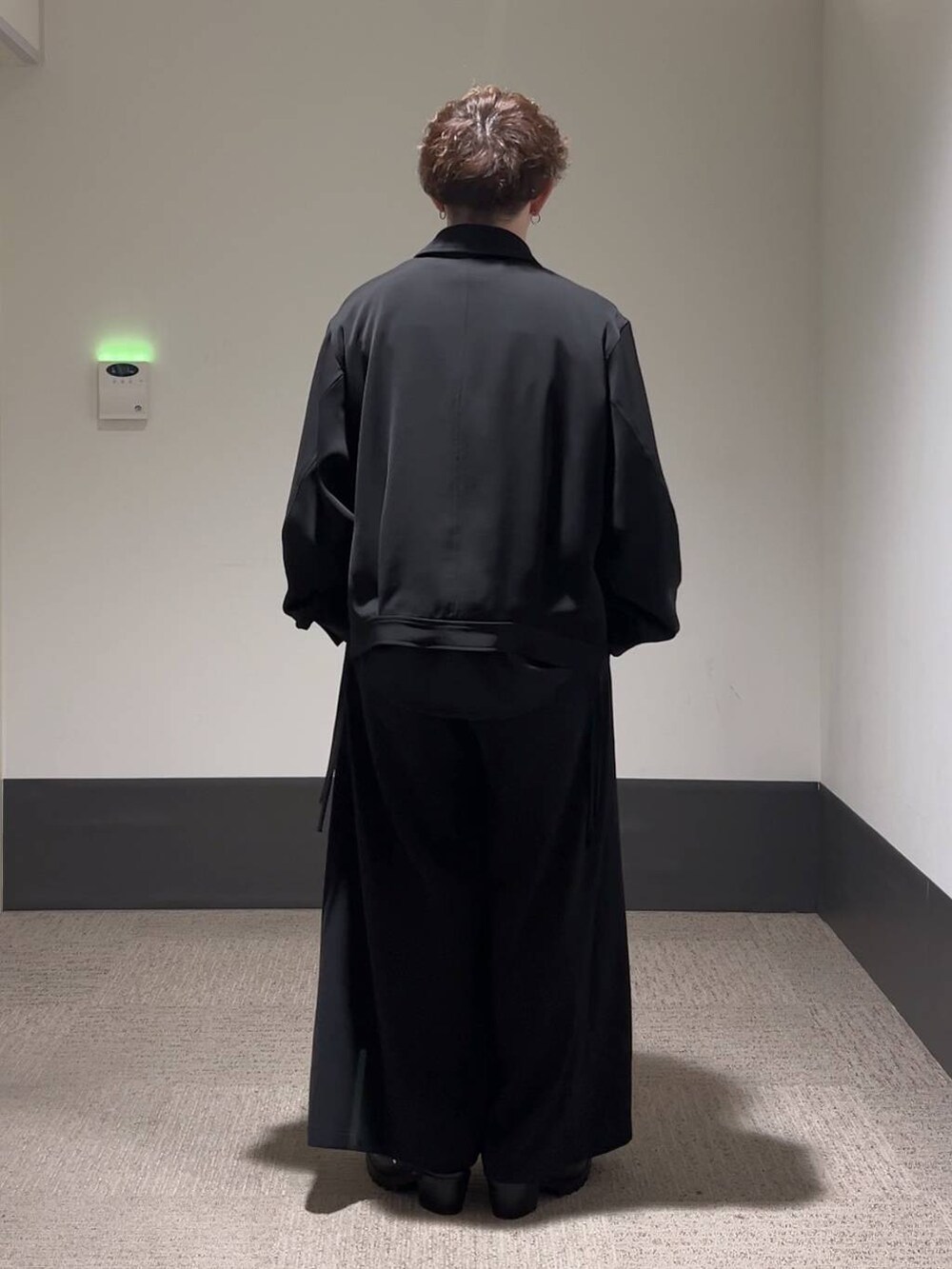 ブラック系のドレスシューズ、ブラック系のブルゾン、ブラック系のシャツ/ブラウスを着用したメンズの夏コーディネートの5枚目の写真