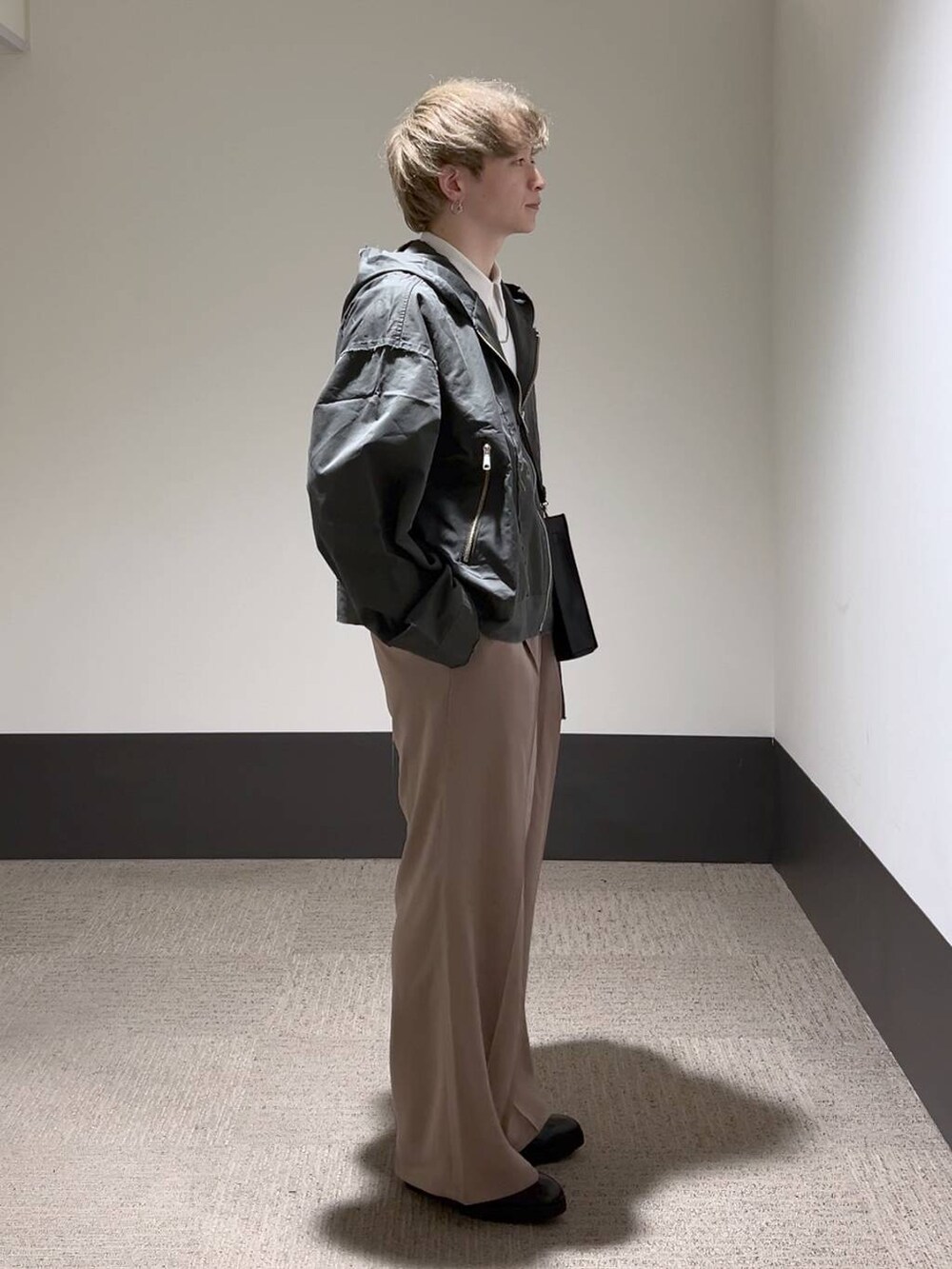 ピンク系のスラックス、ホワイト系のシャツ/ブラウス、ブラック系のドレスシューズを着用したメンズの冬コーディネートの3枚目の写真