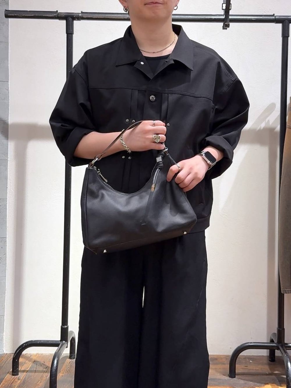 ブラック系のスラックス、ブラック系のローファー、ブラック系のTシャツ/カットソーを着用したメンズの夏コーディネートの5枚目の写真