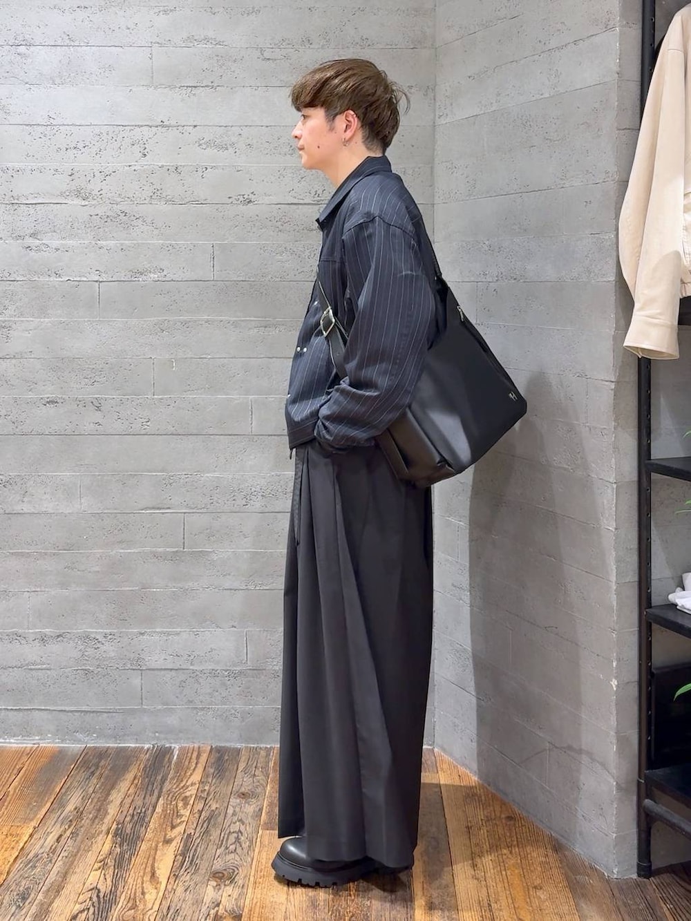 ブラック系のその他パンツ、ブラック系のドレスシューズ、ブルー系のブルゾンを着用したメンズの春コーディネートの4枚目の写真