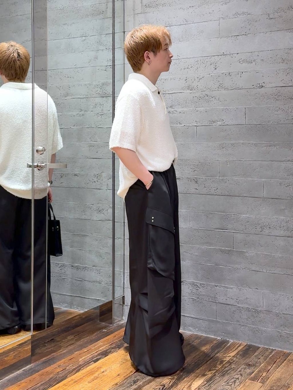 ブラック系のサンダル、ホワイト系のTシャツ/カットソー、ブラック系のカーゴパンツを着用したメンズの夏コーディネートの2枚目の写真