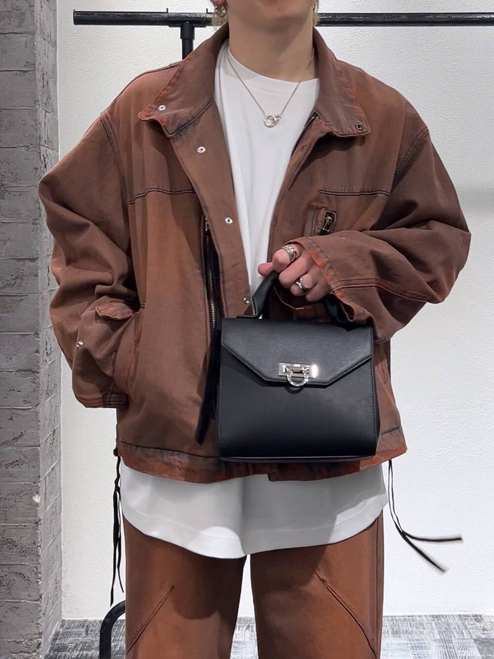 レッド系のデニムジャケット、レッド系のデニムパンツ、ホワイト系のTシャツ/カットソーを着用したメンズの春コーディネートの5枚目の写真